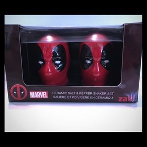 Deadpool salt & pepper shakers
